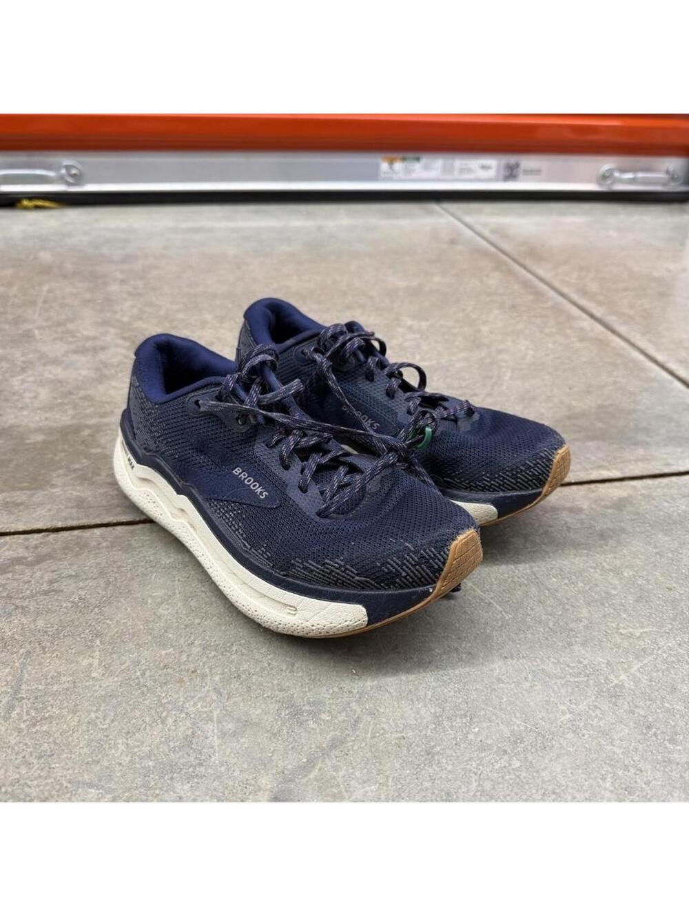 brooks ghost max 2 navy blue running gym shoes size 6 WOMENS